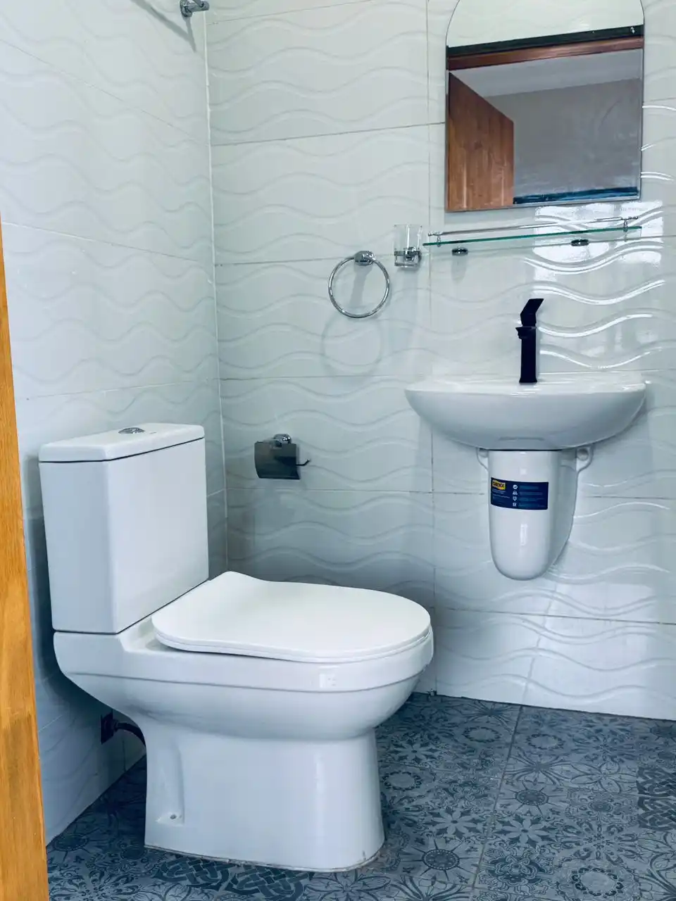 houses for sale at lakeside estate​