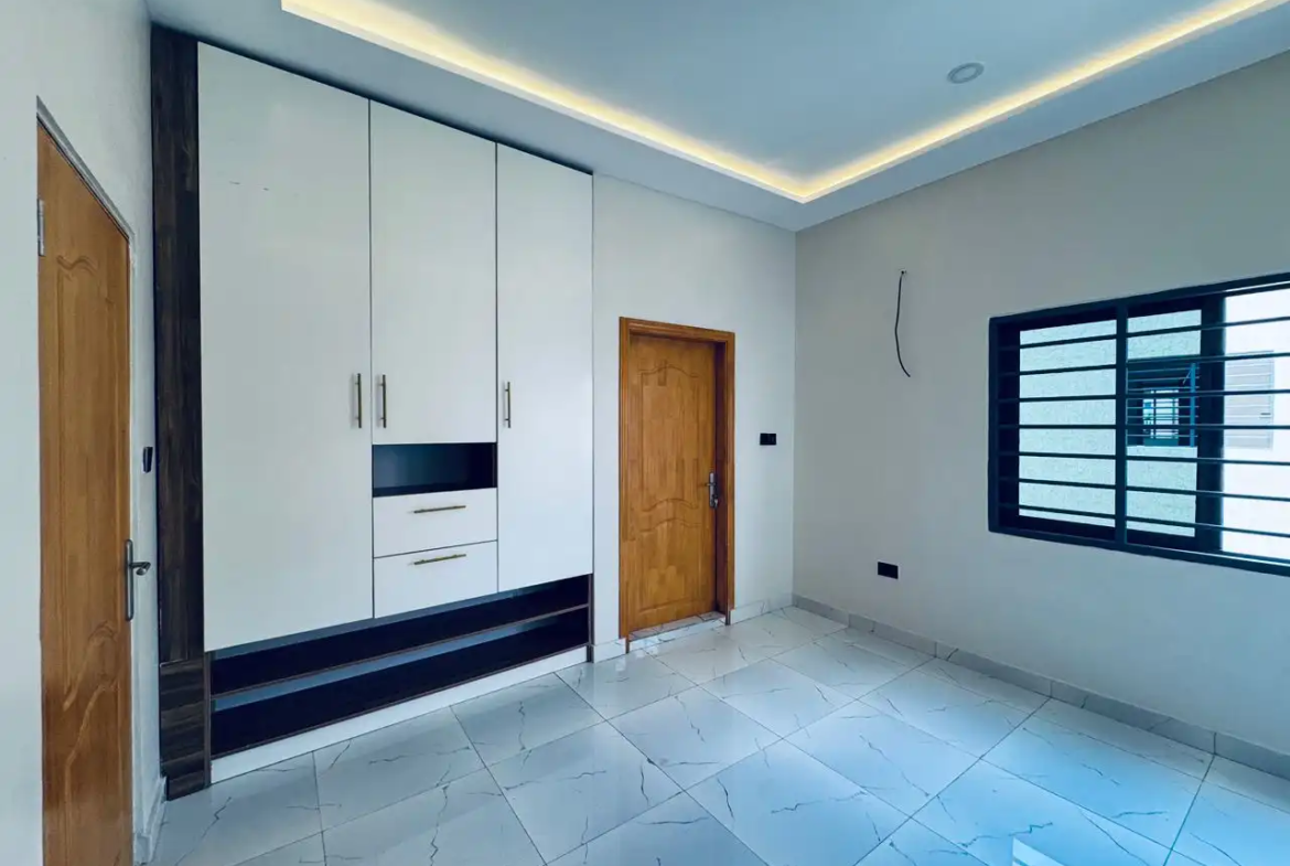 houses for sale at lakeside estate​