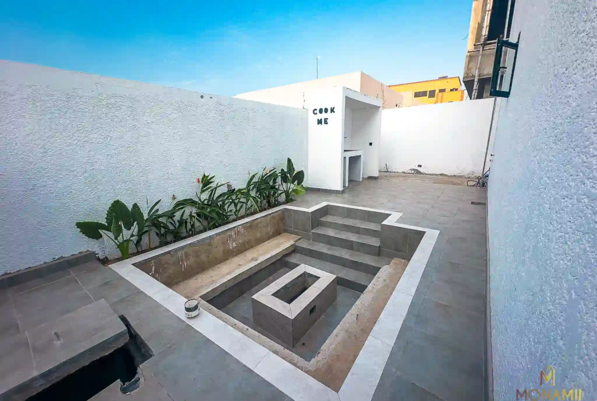 Sell Your Lakeside Estate 3-Bedroom House | Prime Location