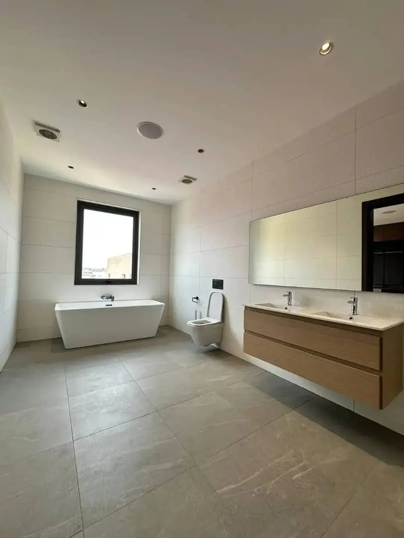 5 bedroom house for sale adjiriganor​