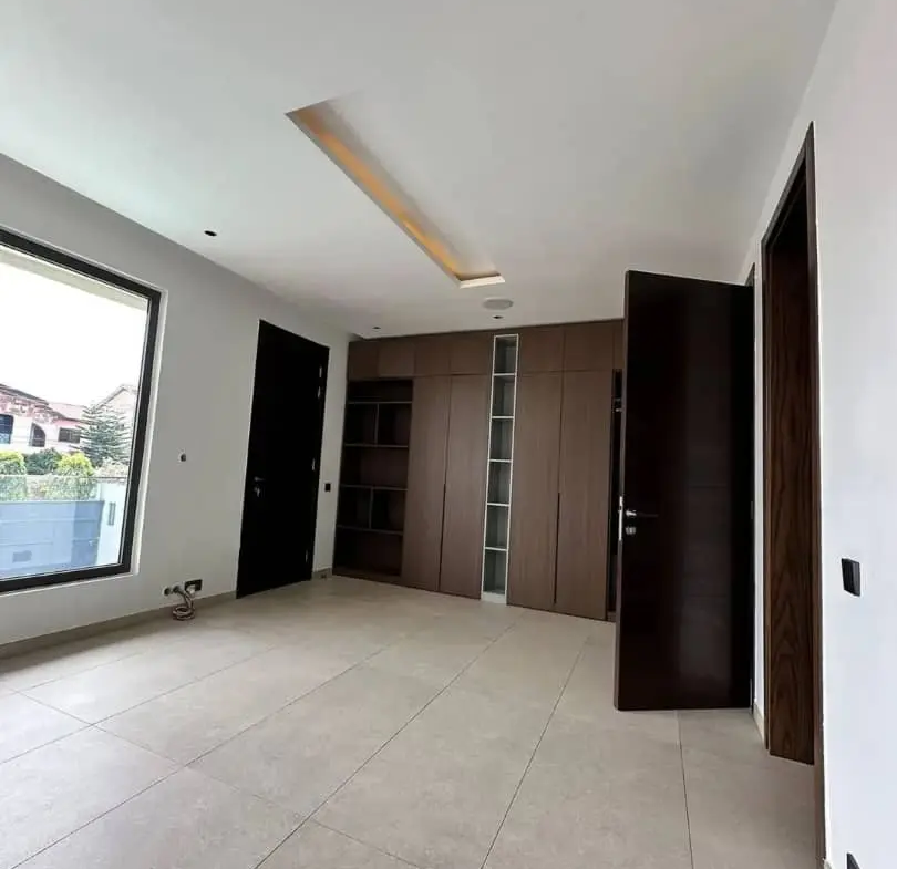 5 bedroom house for sale adjiriganor​