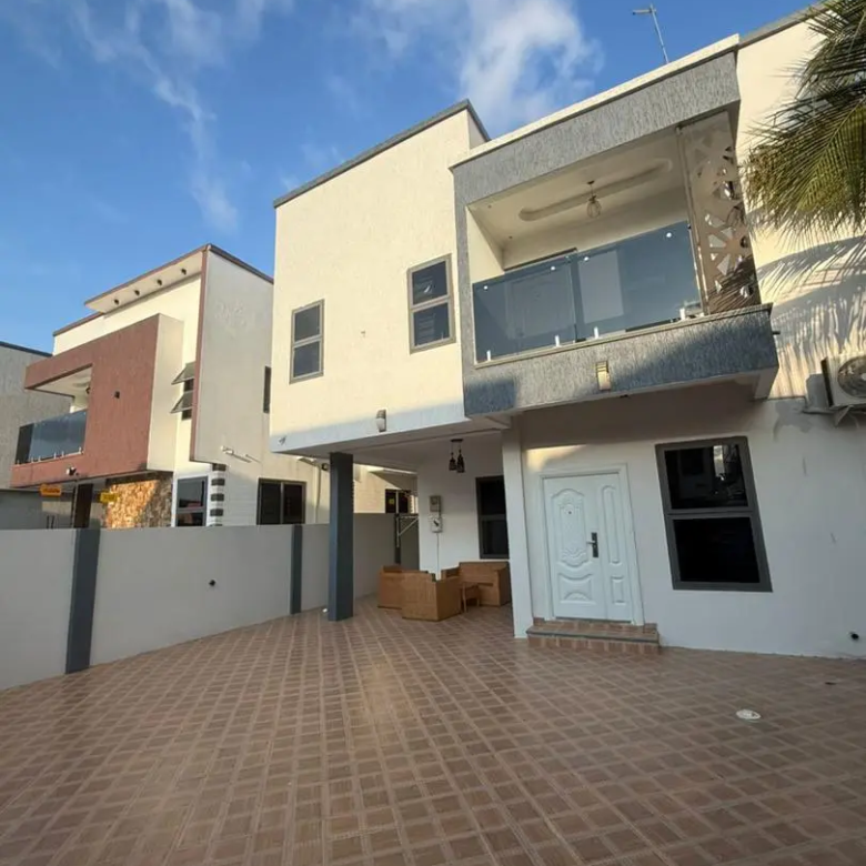 4 bedroom house for sale at Spintex