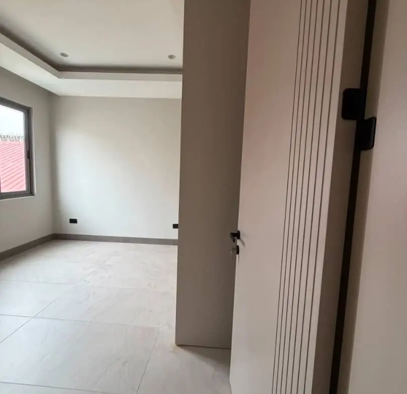 810